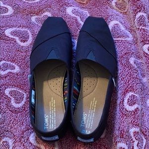 Black women’s toms size 8.5